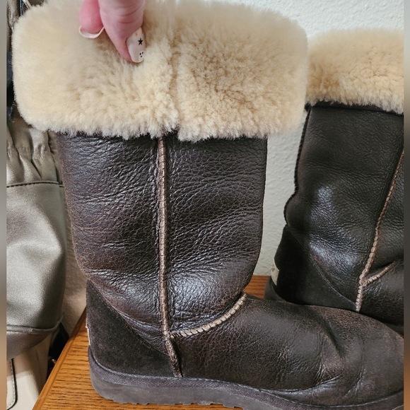 UGG Classic Tall Boots in Chocolate Brown. Light fur inside - Picture 11 of 12